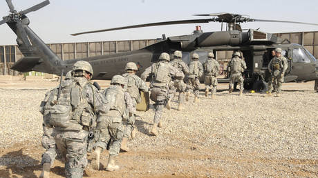 FILE PHOTO: US soldiers run toward a UH-60 Blackhawk helicopter during an air assault training event in Baghdad, 2009 © Reuters / Staff Sgt. James Selesnick