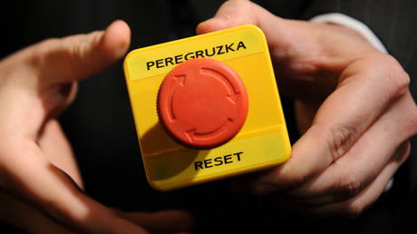 FILE PHOTO: The mock "reset" button during the meeting of US Secretary of State and Russia's Foreign Minister in2009 © Reuters / Fabrice Coffrini