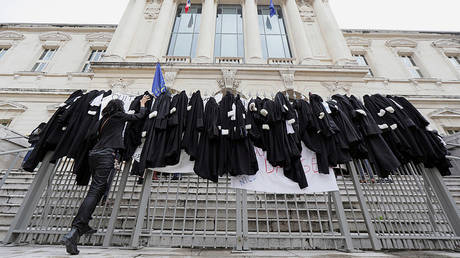 Striking lawyers' robes on a courthouse fence in Nice © Reuters / Eric Gaillard