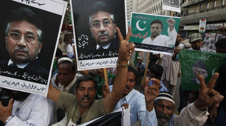 Supporters of former President Pervez Musharraf chant slogans during a protest in Karachi © REUTERS/Akhtar Soomro