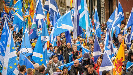 Thousands of Scottish independence supporters marched through Edinburgh, UK, October 5, 2019 © Global Look Press/ZUMAPRESS.com/Stewart Kirby