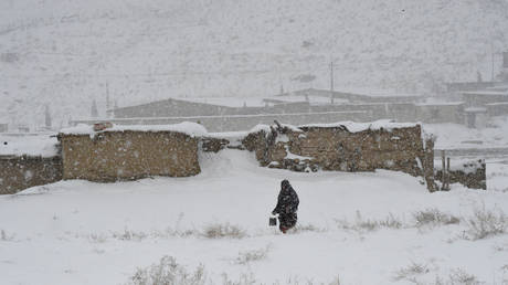 A woman walks during a snowfall in Quetta on January 12, 2020. © AFP / Banaras KHAN