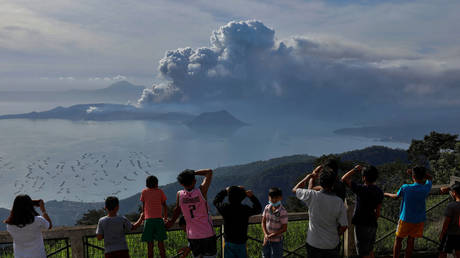 Residents look at the errupting Taal Volcano in Tagaytay City, Philippines, January 13, 2020 © Reuters / Eloisa Lopez