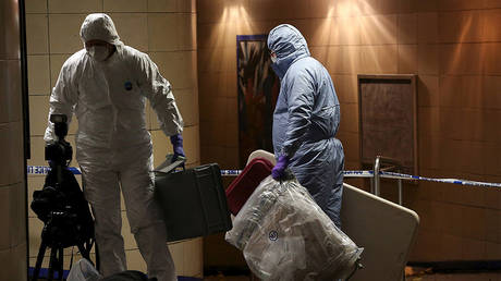 Police officers investigate a crime scene at Leytonstone underground station © REUTERS / Neil Hall