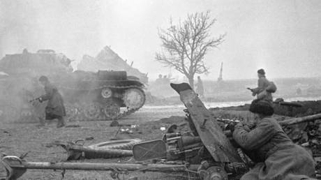 Soviet soldiers fighting in Warsaw's oustkirts. The 1st Belorussian Front. © Sputnik / Alexander Kapustyanskiy