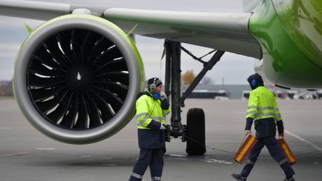 FILE PHOTO An engine of a S7 Airlines Airbus A320neo passenger jet. © Sputnik / Aleksandr Galperin