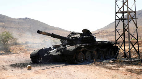 A destroyed and burnt tank, that belongs to the eastern forces led by Khalifa Haftar, is seen in Gharyan south of Tripoli Libya June 27, 2019. © REUTERS/Ismail Zitouny