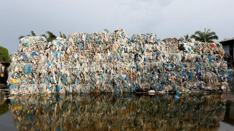 FILE PHOTO: Plastic waste piled outside an illegal recycling factory in Jenjarom, Kuala Langat, Malaysia, 2018 © Reuters / Lai Seng Sin