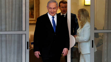 French President Emmanuel Macron stands next to Israeli PM Benjamin Netanyahu and his wife Sara during their meeting in Jerusalem, January 22, 2020. © Reuters / Ronen Zvulun / Pool