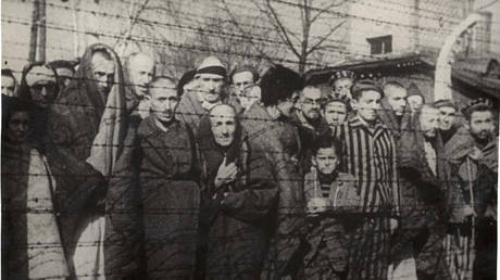 Auschwitz prisoners after the Soviet liberation of the Nazi death camp in 1945 © Yad Vashem Archives via Reuters