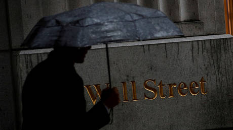 FILE PHOTO: Outside the New York Stock Exchange (NYSE) © Reuters / Brendan McDermid
