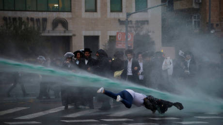 FILE PHOTO: Israeli police spray water during a demonstration by ultra-Orthodox Jews © Reuters / Ronen Zvulun