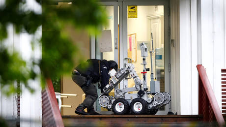 A man operates a police robot near the site after a shooting in al-Noor mosque in Oslo. ©NTB Scanpix/Terje Pedersen via REUTERS