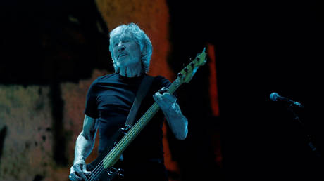 FILE PHOTO: Roger Waters performing at the Staples Center in Los Angeles © Reuters / Mario Anzuoni