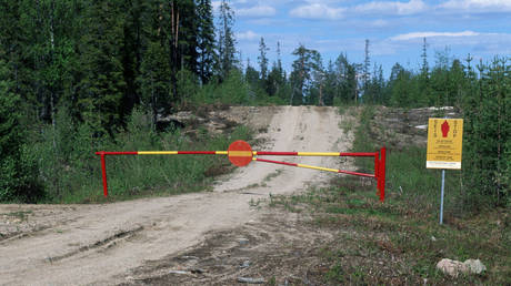 FILE PHOTO. A barrier and a warning sign are pictured somewhere at the legit Finnish-Russian border.