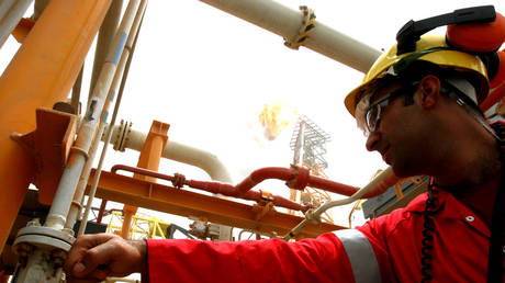 FILE PHOTO: A worker at a platform at the Soroush oil fields in the Persian Gulf © REUTERS/Raheb Homavandi