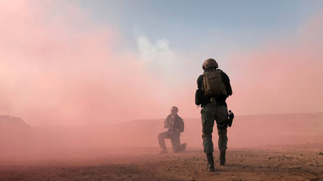 FILE PHOTO: A Nigerien security agent participates in a simulated raid on a militant camp © Reuters / Aaron Ross