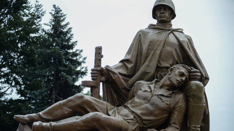A monument at a Soviet war memorial in Warsaw © Sputnik / Alexey Vitvitsky