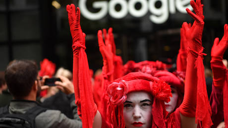 Extinction Rebellion activists block the entrance to Google UK headquarters in London, demanding that it “stop funding climate deniers” on YouTube. © Global Look Press / ZUMA Press / Guilhem Baker