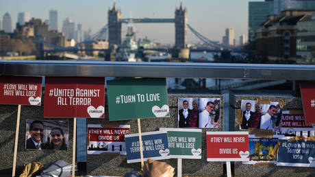 Banners and pictures are placed on London Bridge in memory of the victims of attack in central London on December 12, 2019. ©  AFP / DANIEL LEAL-OLIVAS