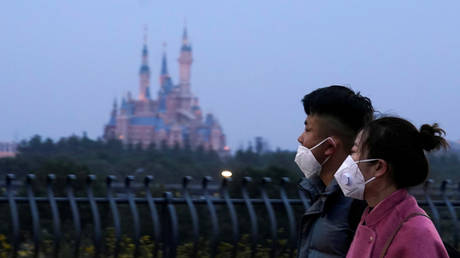 Visitors walk past Shanghai Disney Resort, that will be closed during the Chinese Lunar New Year © Reuters / Aly Song