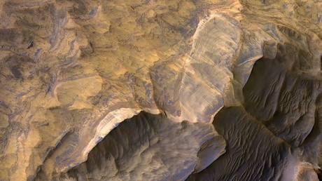 The light-toned layered deposits thought to be sandstones in Candor Chasma canyon. © NASA/JPL/University of Arizona