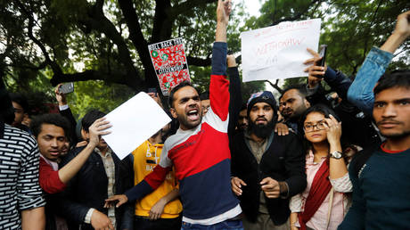 FILE PHOTO Protesters shout slogans during a protest against the Citizenship Amendment Bill in New Delhi, India, December 14, 2019. © REUTERS/Adnan Abidi