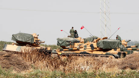 FILE PHOTO: Turkish soldiers stand on top of tanks near the Turkish-Syrian border © REUTERS/Murad Sezer