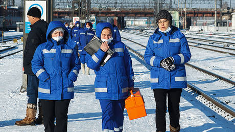 Medical team at the Irkutsk-Passenger railway station. © Sputnik / Vladimir Smirnov