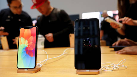 FILE PHOTO: The new Apple iPhone Xs Max and iPhone X © Reuters / Shannon Stapleton