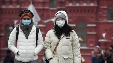 Tourists wearing medical masks in the Red Square in Moscow. ©Sputnik / Kirill Kallinikov