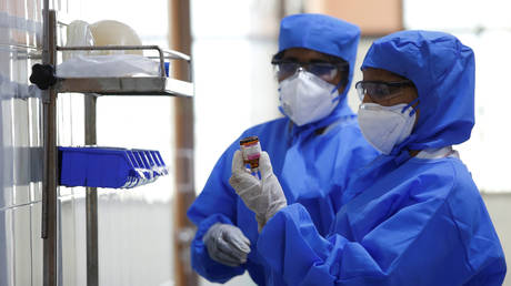 Medical staff with protective clothing are seen inside a ward specialised in receiving any person who may have been infected with coronavirus, at the Rajiv Ghandhi Government General hospital in Chennai, India, January 29, 2020. © REUTERS/P. Ravikumar