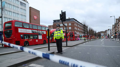 Police officer at the scene where a man was shot by armed officers in Streatham, south London. © REUTERS/Antonio Bronic