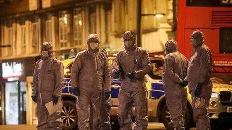 Police forensics officers are seen near a site where a man was shot by armed officers in Streatham, south London, Britain, February 2, 2020. © REUTERS/Simon Dawson