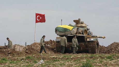 FILE PHOTO. Turkish soldiers and an army tank in Syria. ©REUTERS / Stringer