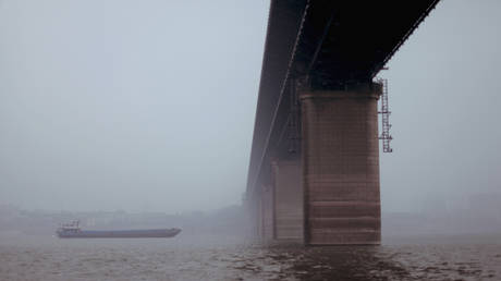 Low angle view of bridge over river, Wuhan, China © 
Getty Images / Gregor Sawatzki