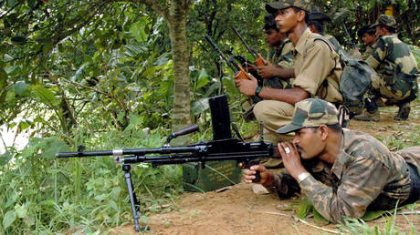 FILE PHOTO. Indian soldiers take position near the India-Bangladesh border. ©REUTERS / Jayanta Dey VM / JK