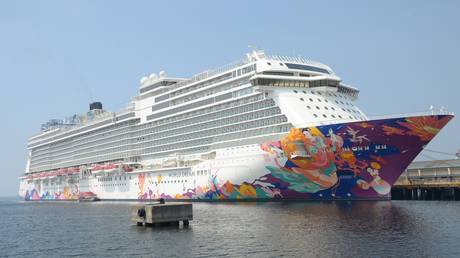 The World Dream cruise liner docked in Manila, the Philippines. January 29, 2020. © AFP / Ted Aljibe