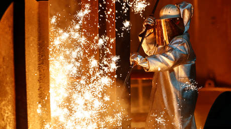 FILE PHOTO: A steel worker © Reuters / Wolfgang Rattay