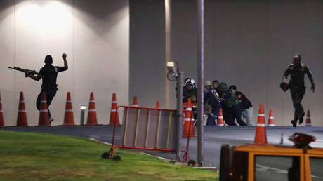 Thai security forces take cover during a gun battle at the Terminal 21 shopping mall, Nakhon Ratchasima, February 9, 2020