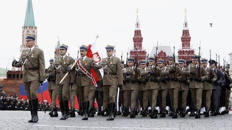 FILE PHOTO: Polish soldiers march along Red Square during a Victory Day parade in 2010 © REUTERS/Sergei Karpukhin
