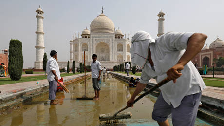 Workers clean the fountain in the Taj Mahal in Agra, India. May 2018. ©  Reuters / Saumya Khandelwal