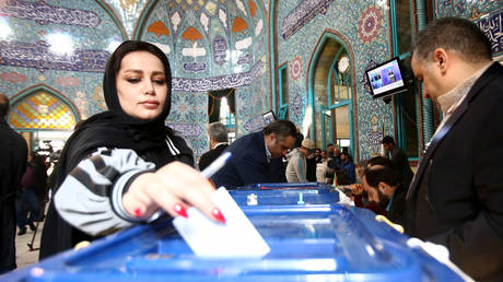 A woman casts her vote during parliamentary elections. © REUTERS/Nazanin Tabatabaee/WANA (West Asia News Agency)