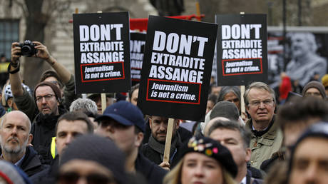 Supporters of Julian Assange rally in London. February 22, 2020. © Tolga Akmen / AFP