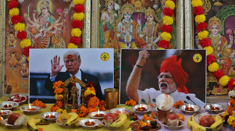Posters of the US President Donald Trump and Indian Prime Minister Narendra Modi © Reuters / Danish Siddiqui