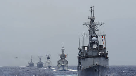 Kee Lung (DDG-1801) guided-missile destroyer (R) and navy vessels take part in a military drill near Hualien, Taiwan © Reuters / Tyrone Siu