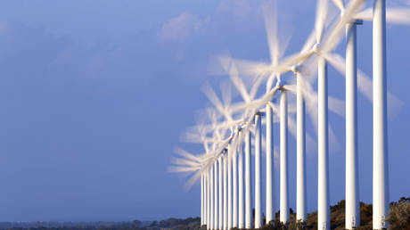 FILE PHOTO: Power-generating windmill © Reuters / Jean-Paul Pelissier