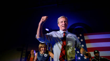 FILE PHOTO: Democratic Presidential candidate entrepreneur Tom Steyer dances onstage with rapper Juvenile singing "Back That Azz Up" during his Get Out the Vote rally in Columbia, South Carolina, U.S., on February 28, 2020  REUTERS/Mark Makela