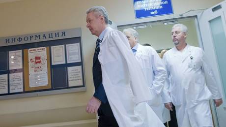 FILE PHOTO: Moscow mayor, Sergey Sobyanin, inspects a hospital in the capital. © Reuters / Denis Grishkin