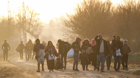 Migrants walk next to the Turkey's Pazarkule border crossing with Greece's Kastanies, near Edirne, Turkey, March 3, 2020. © REUTERS/Leonhard Foeger